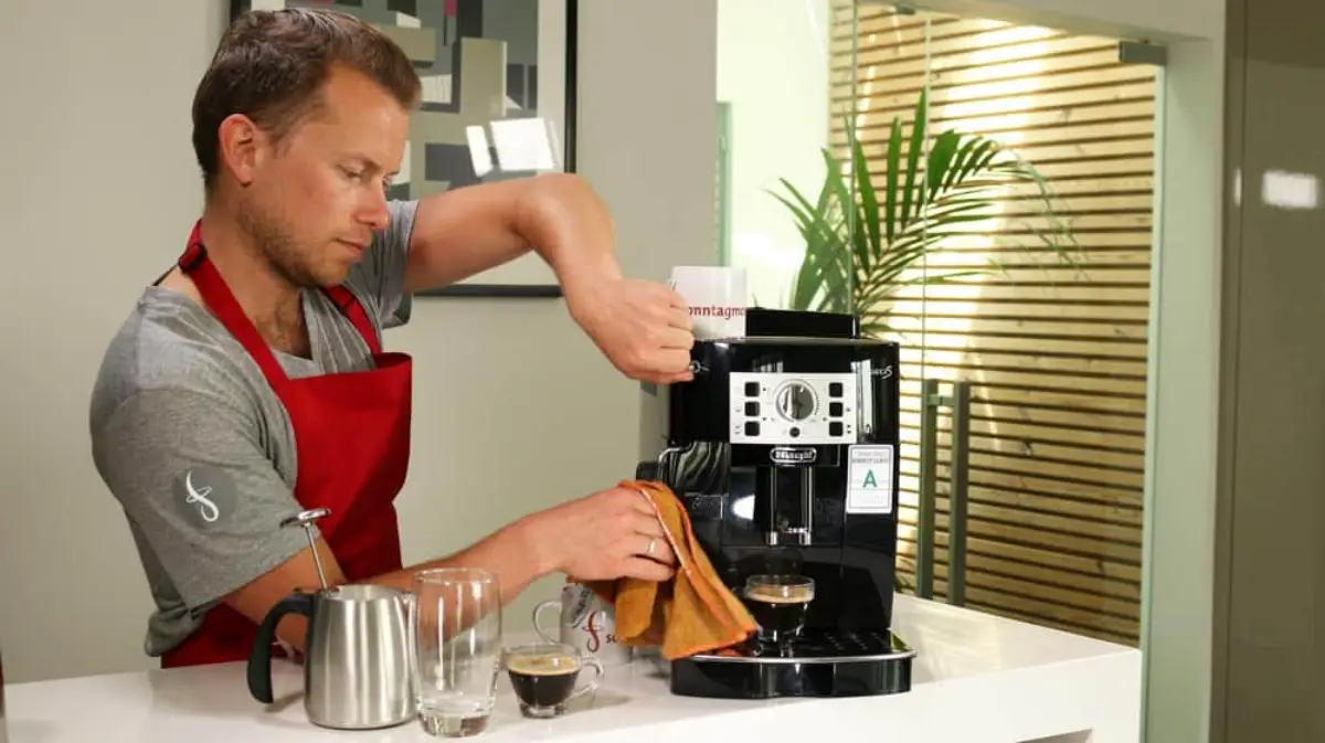 Die Kaffeemaschine entkalken und pflegen: 7 praktische Tipps für einen  besseren Kaffeegeschmack