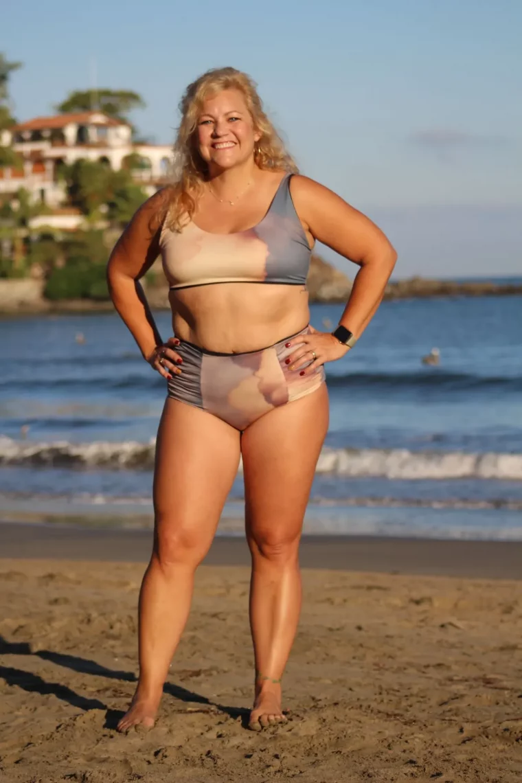 frau ueber 50 in sportlichem bikini auf dem strand