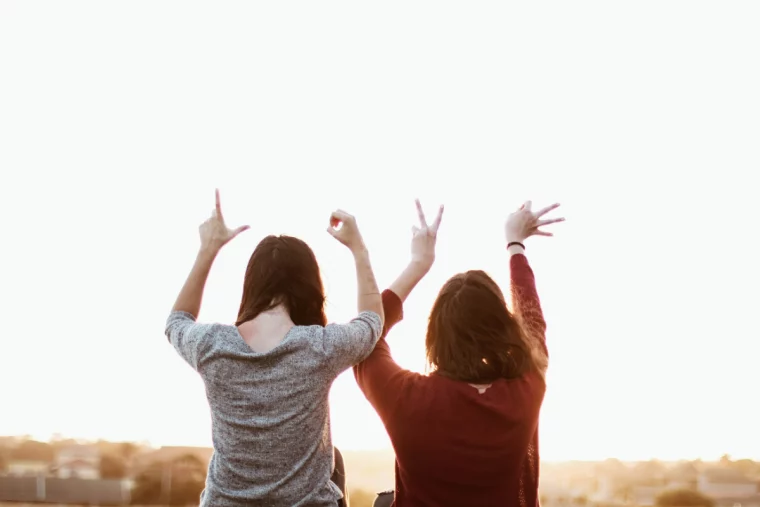 gebaerdensprache freunde kommunizieren im freien
