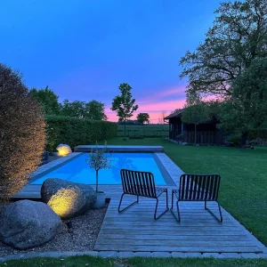 holzterrasse mit pool kies zwei stühle