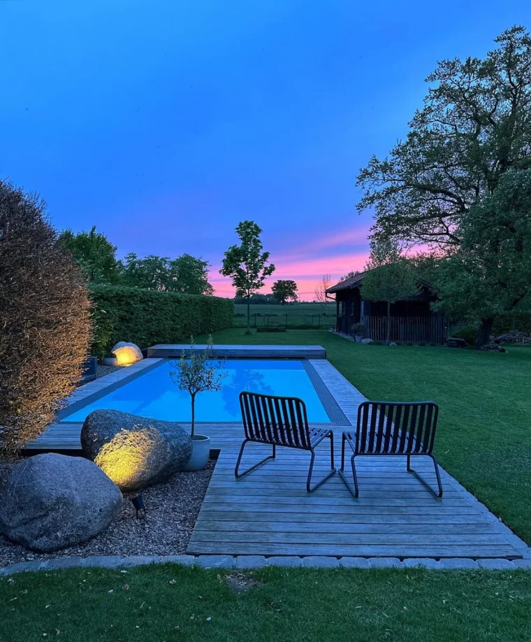 holzterrasse mit pool kies zwei stühle