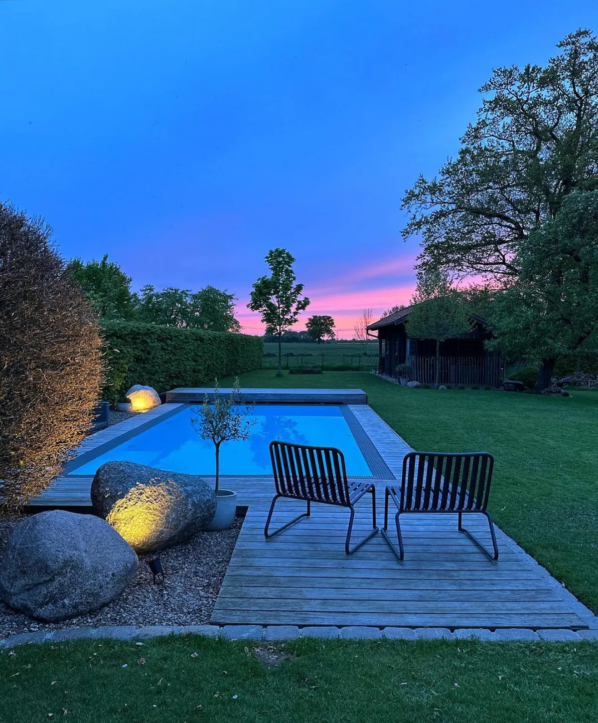 holzterrasse mit pool kies zwei stühle