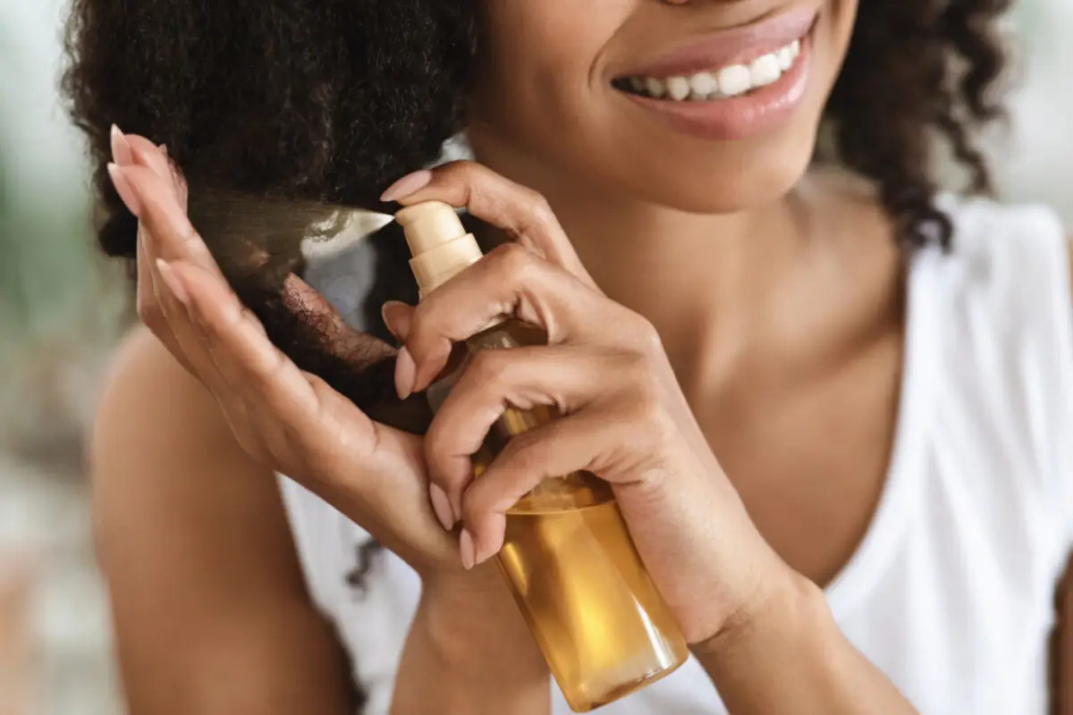 ist sonne gut fuer die haare locken schuetzen den kopf frau mit naturlocken traegt oel auf