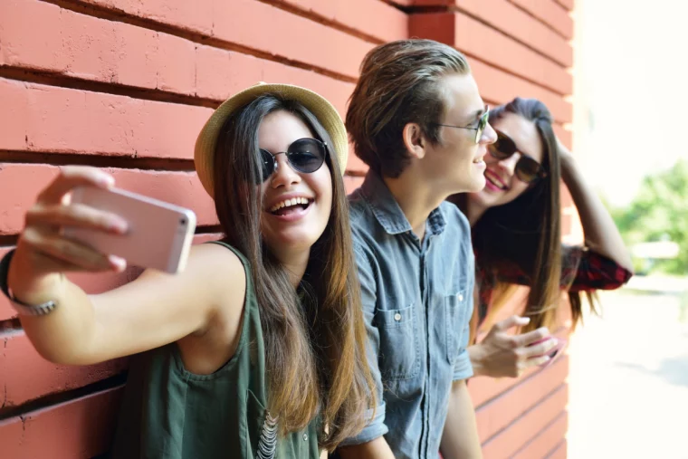 junge menschen die selfies machen und sich erholen