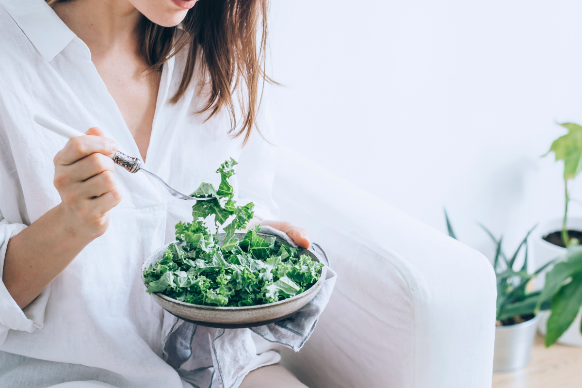 kale salat eine frau isst gesundes mittagessen