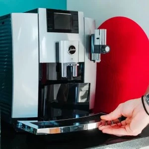 kann man kaffeemaschine mit backpulver reinigen mann reinigt grosse kafeemaschine