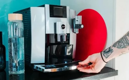 kann man kaffeemaschine mit backpulver reinigen mann reinigt grosse kafeemaschine