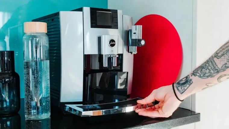 kann man kaffeemaschine mit backpulver reinigen mann reinigt grosse kafeemaschine