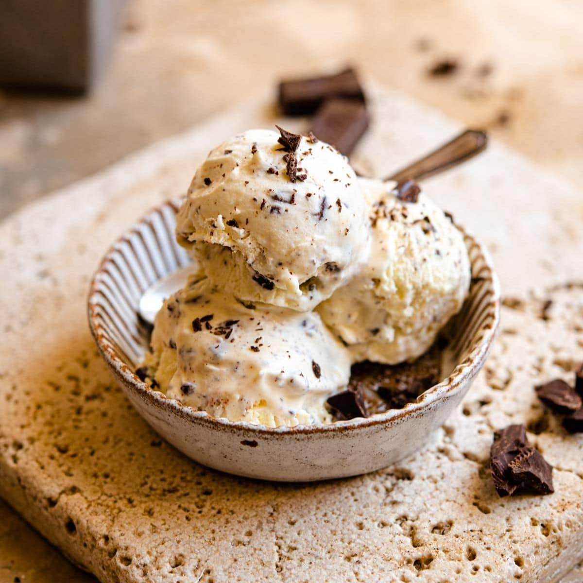 klassisches stracciatella gelato in bunter schale mit schokolade