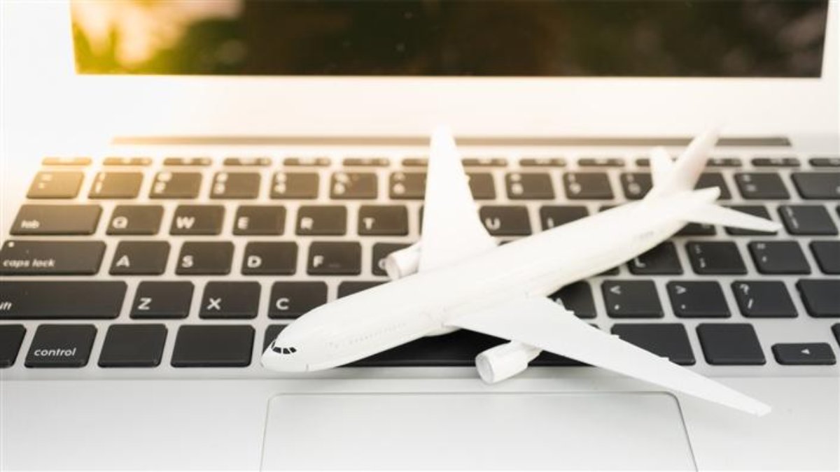 kleines weißes flugzeug auf laptop