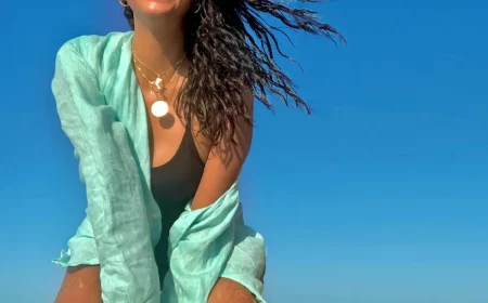 kuehlt leinen im sommer junge frau am strand traegt hemd aus leinen in minzgruen