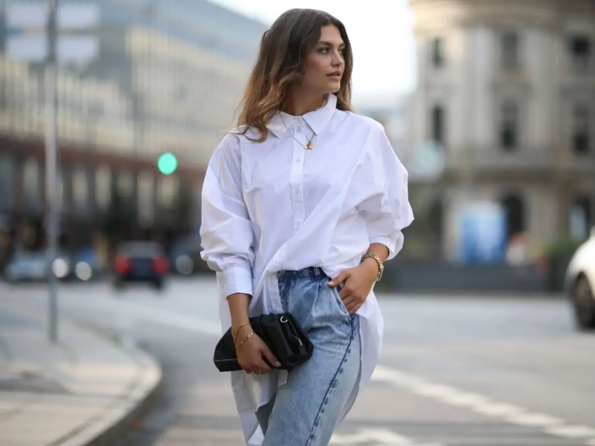 liegen oversized hemden im trend sommer 2023 frau traegt oversized hemd in weiss mit skinny jeans