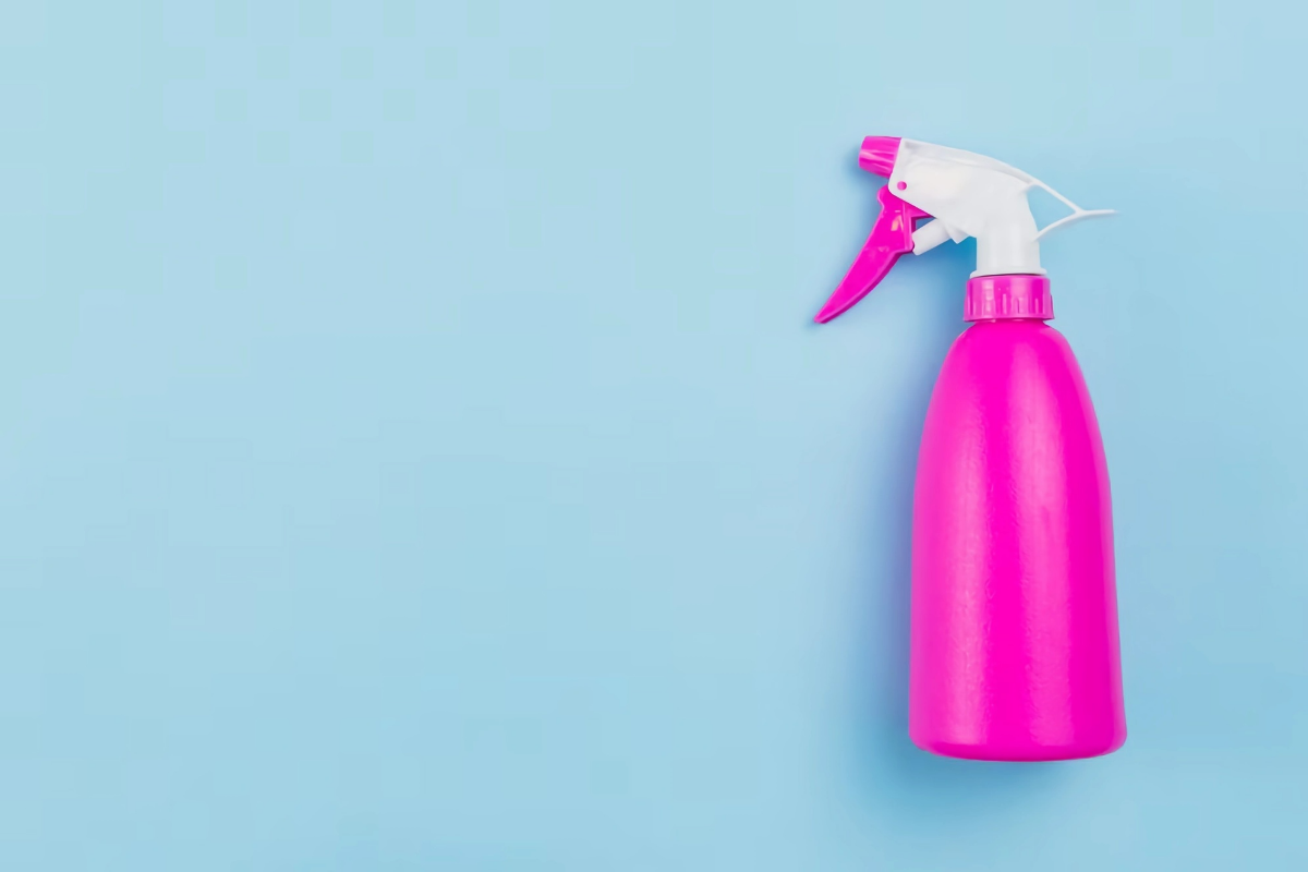 natuerlicher badreiniger selber machen reinigungsspray rosa sprayflasche