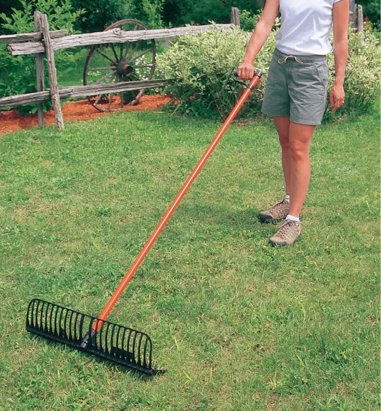 rasen harken um den boden zu belüften gras grüner
