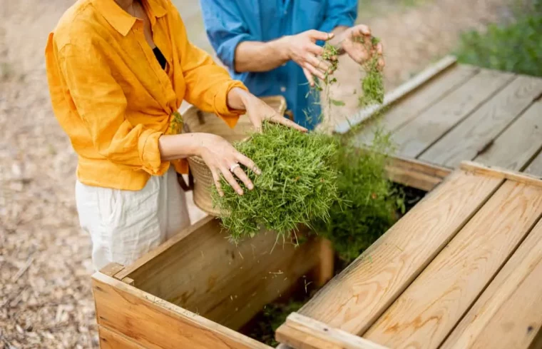 rasenschnitt im garten verwerten kompost dünger für gemüse und blumenbeete