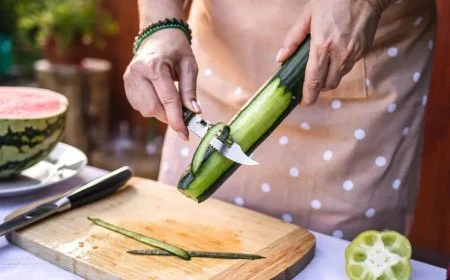 sind gurkenschalen gesund frau schaelt frische gurke