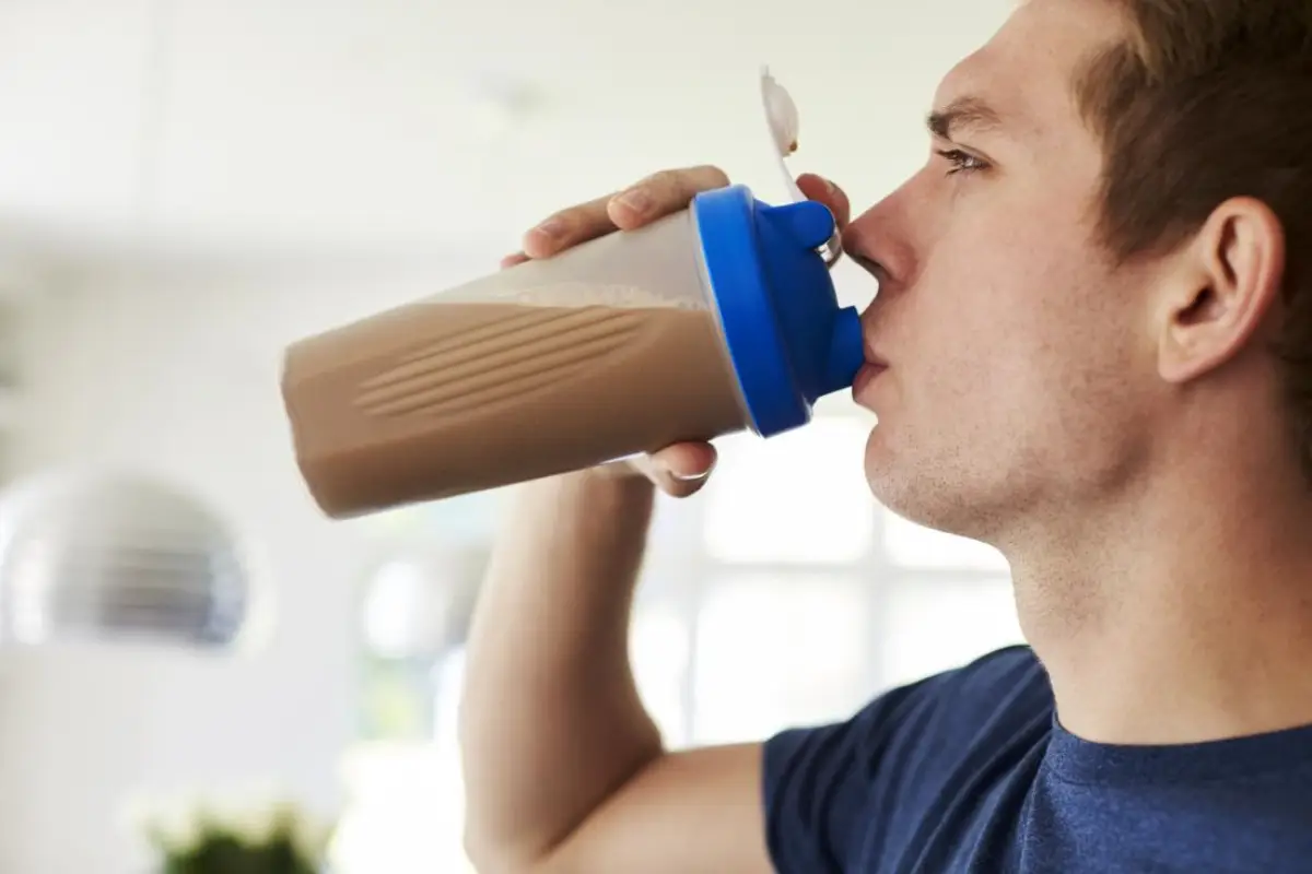 soll man jeden tag proteinpulver nehmen zu viel eiweiss symptome mann trinkt protein shake