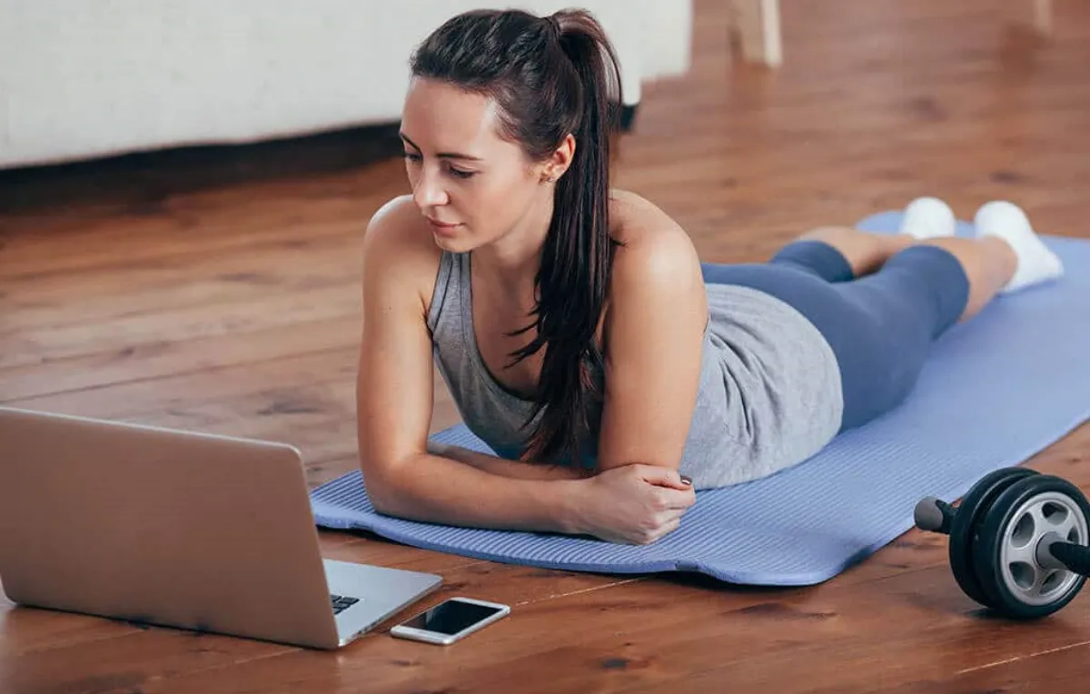 sport treiben zu hause home office am computer arbeiten