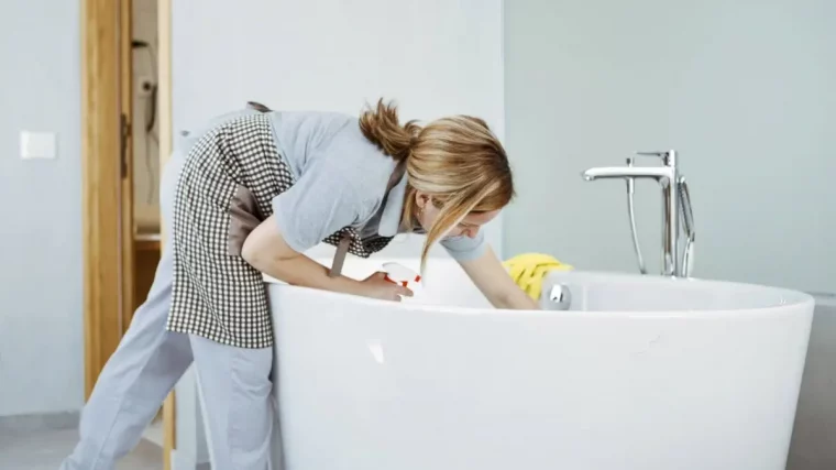 stark verschmutzte badewanne reinigen frau reinigt badewanne