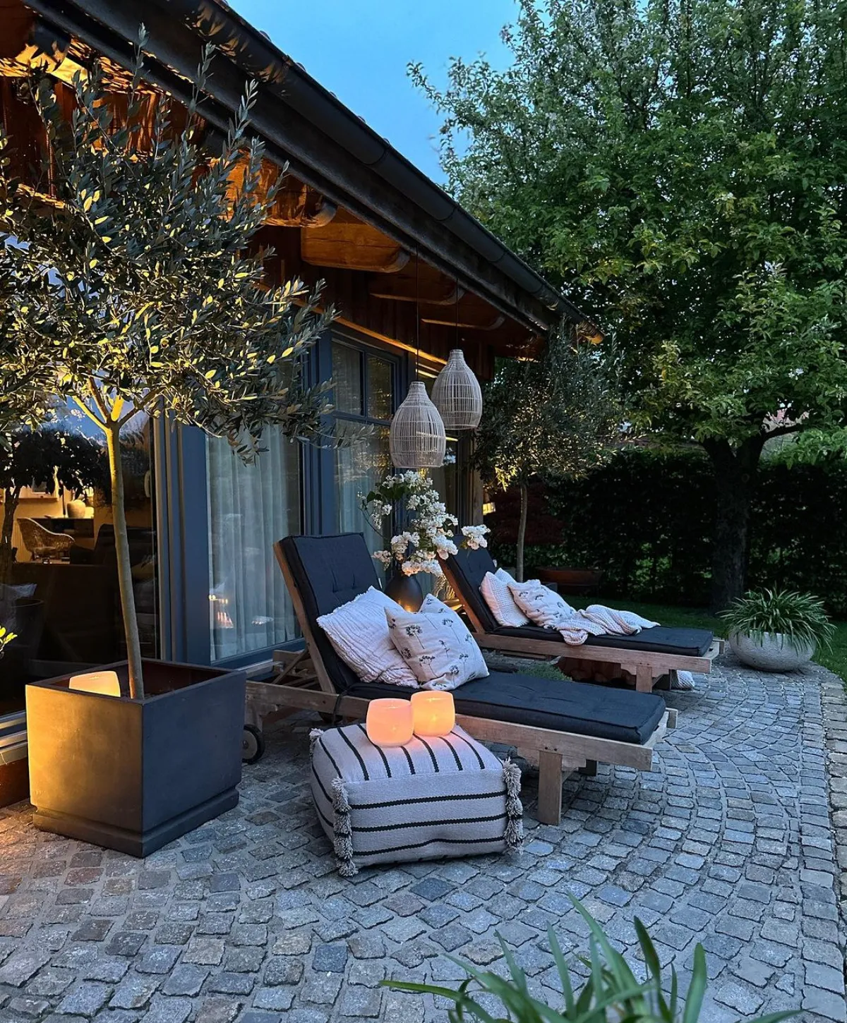 terrasse oberfläche steine zwei liegestühle boho stil