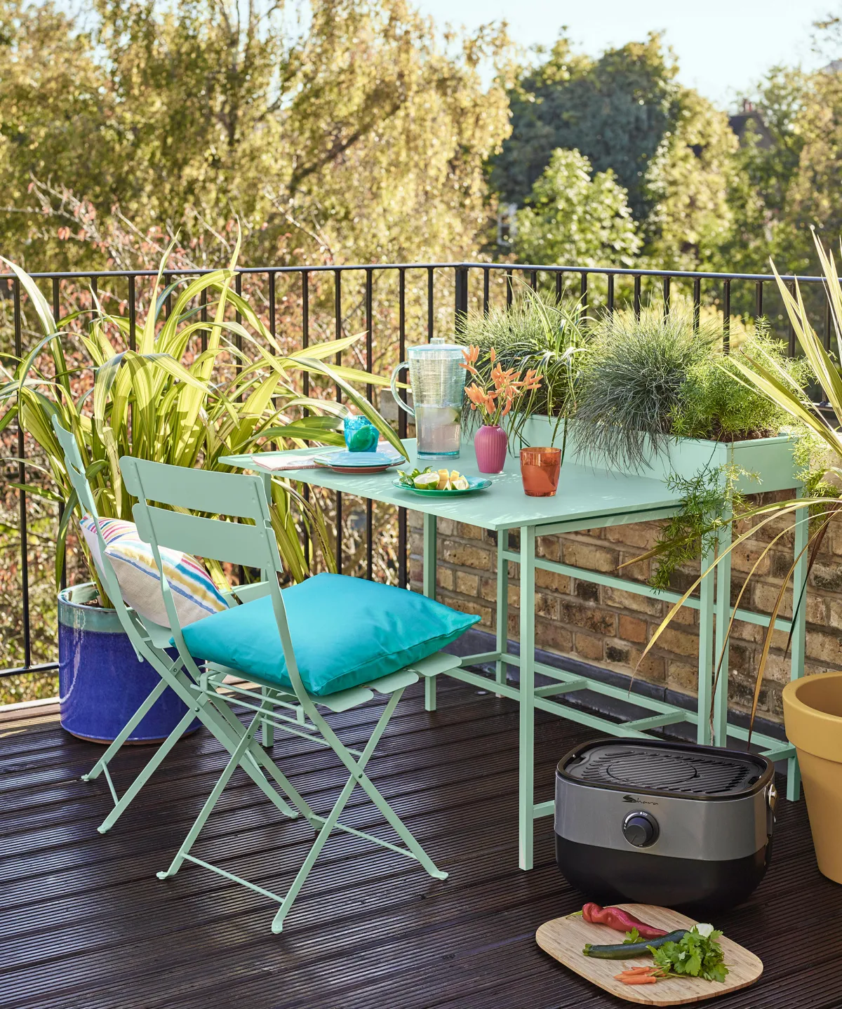 terrassenmöbel in pastellfarben pflanzen für urlaubsflair auf dem balkon