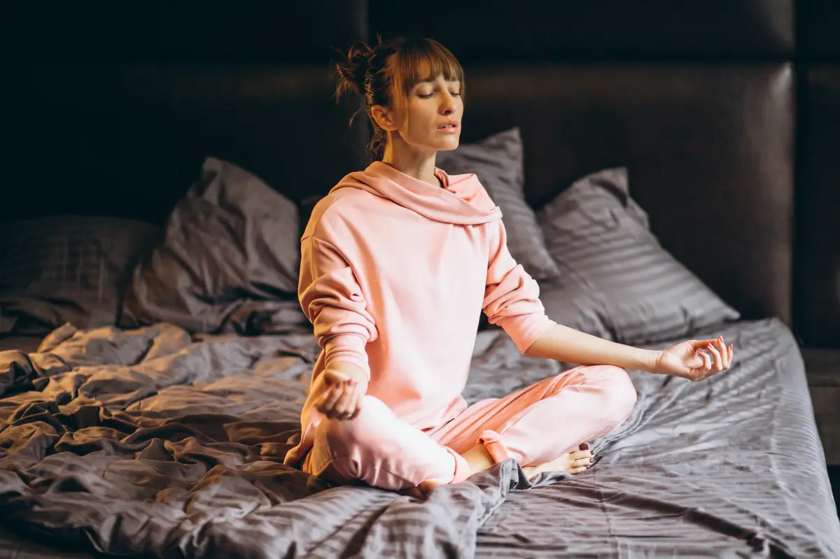 tipps wenn man nicht einschlafen kann meditieren bevor ins bett gehen frau meditiert im bett