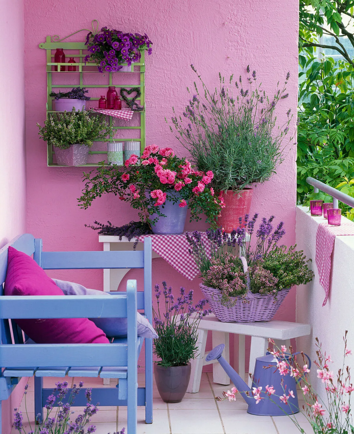 urlaubsflair auf dem balkon rosa wandfarbe lavendel in blumentöpfen möbel in pastellfarben