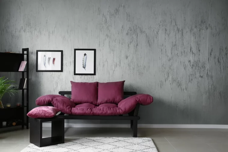 wandfarbe grau schimmer optik sofa purpurrot