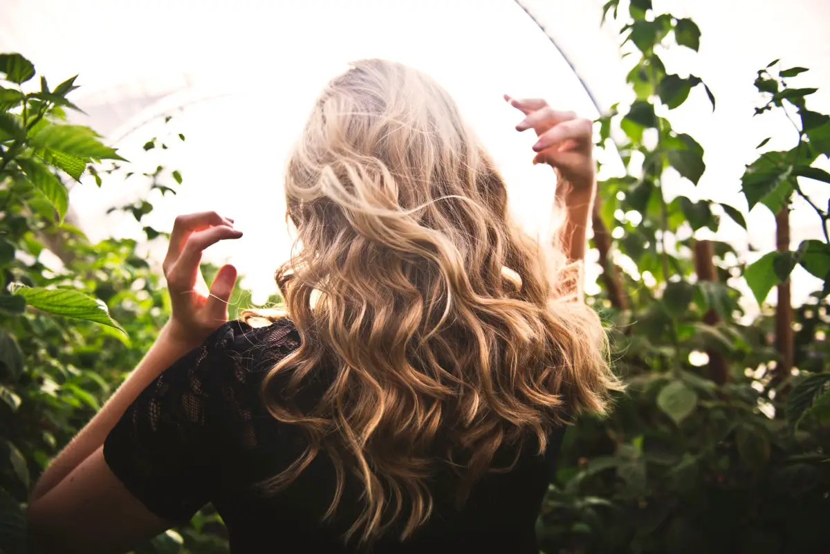 warum wachsen haare im sommer schneller locken als schutz kopf sommer blonde frau mit glaenzendes haar