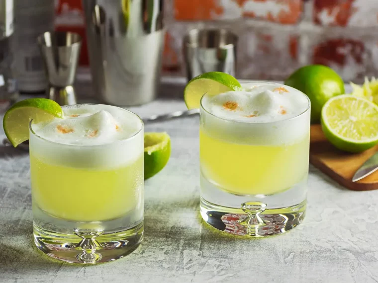 was kann man mit eiweiss machen cocktails pisco sour mit eiweiss zwei glaeser