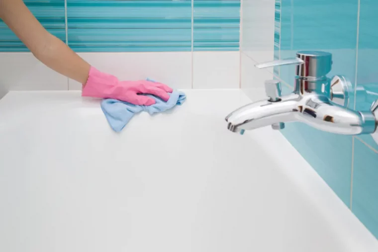 was macht essig und backpulver frau reinigt badewanne mit tuch
