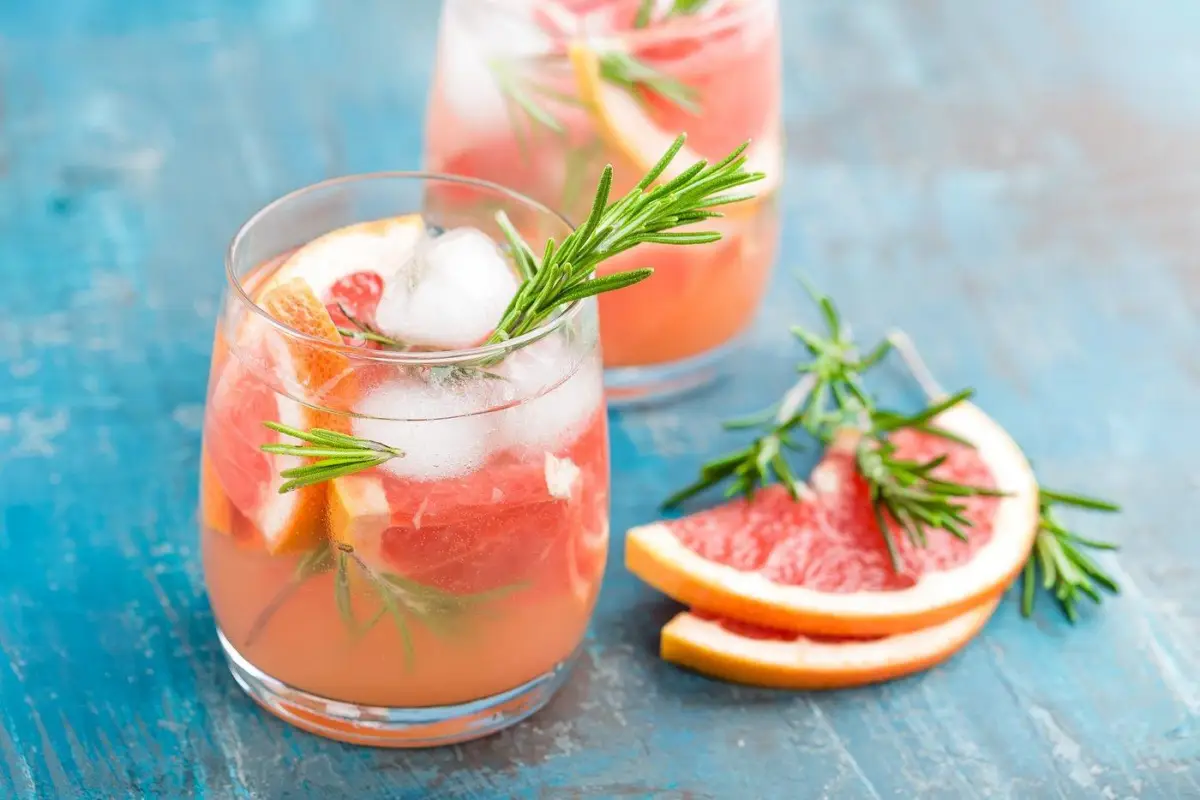 was trinkt man im sommer 2023 cocktail trends 2023 vin tonic mit grapefruit