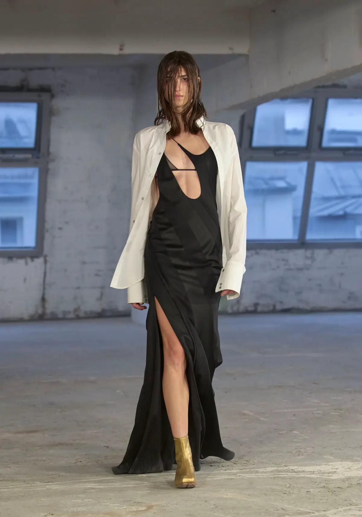 weisse oversize bluse kombinieren frau in asymmetrischem kleid schwarz mit hemd