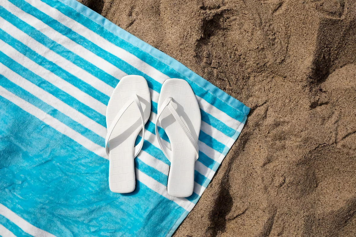 weisse sandalen reinigen sommer strandtuch sand