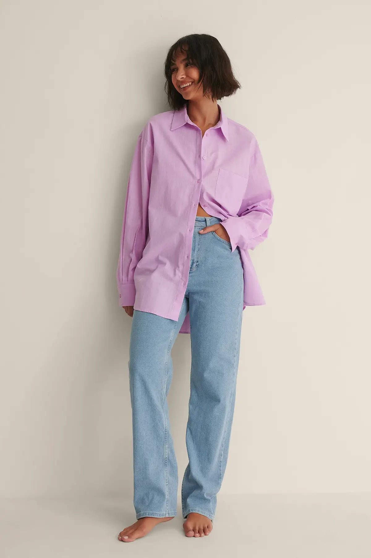 welche hemden sind 2023 modern frau traegt oversized hemd in lila rosa und mom jeans