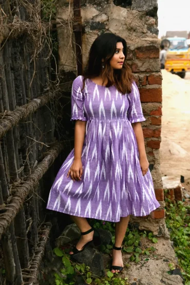 welche kleider machen optisch schlanker frau mit lila kleid weisse muster midi kleid tailliert