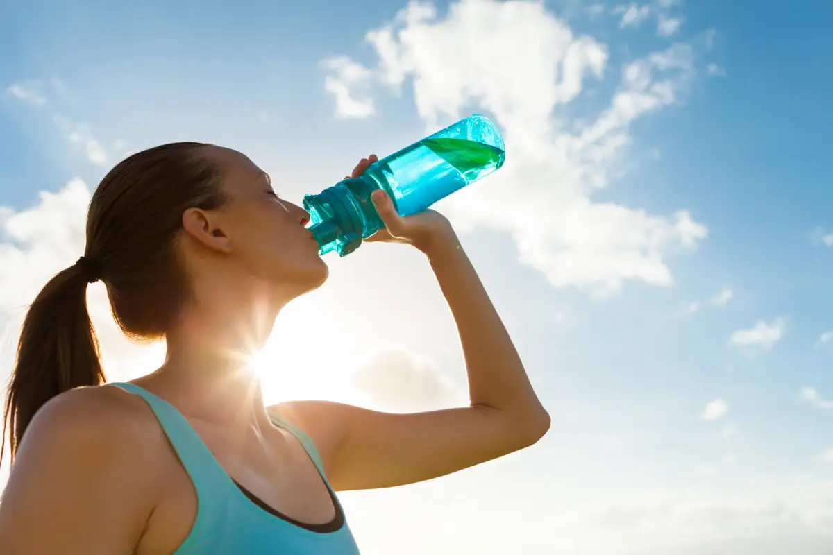 wie viel protein pro tag muskelaufbau protein konsumieren mehr wasser trinken frau trinkt wasser sport treiben