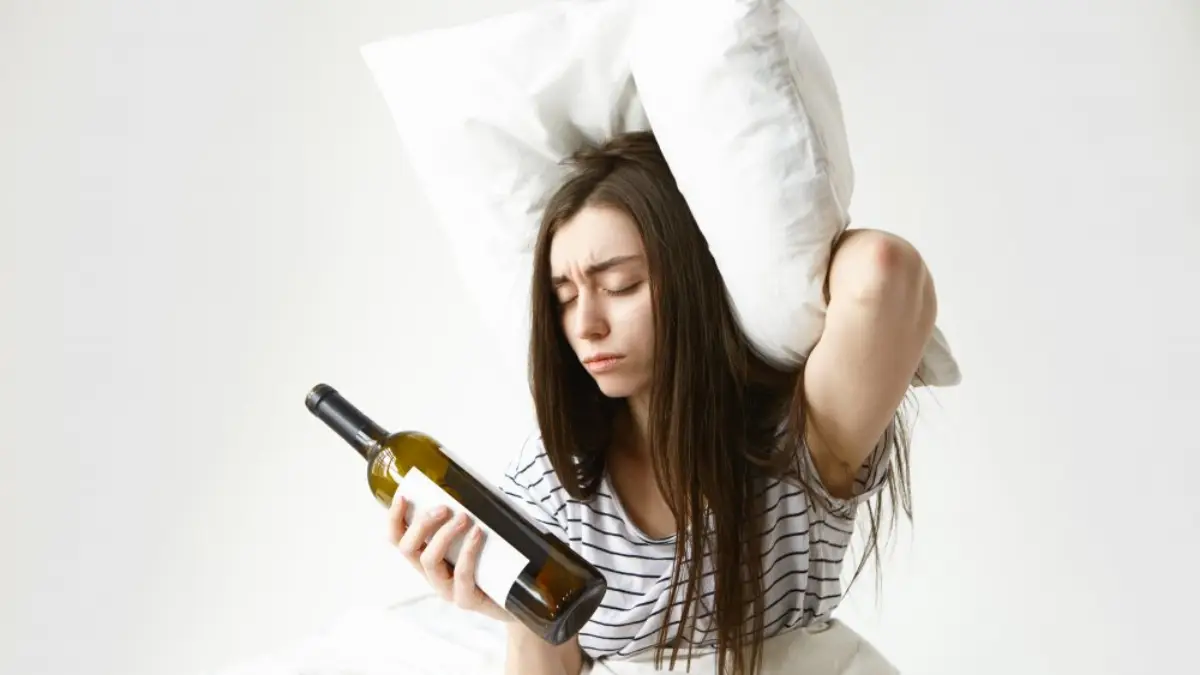 wie viele stunden vor dem schlafen essen alkohol vor dem schlafen frau kann nicht schlafen haelt flasche wein