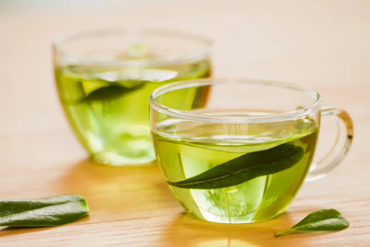 zwei tassen tee aus glas gruener tee trinken