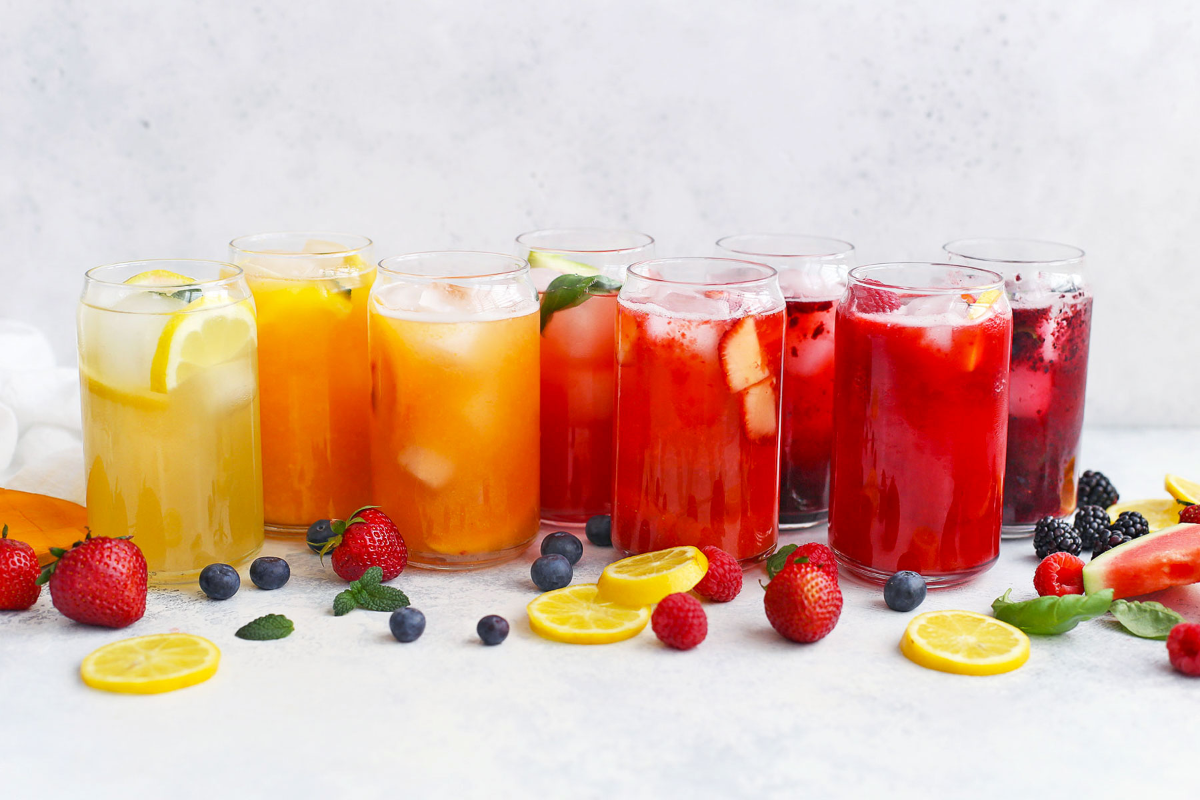 gläser mit verschiedenen hausgemachten limonaden mit verschiedenen früchten