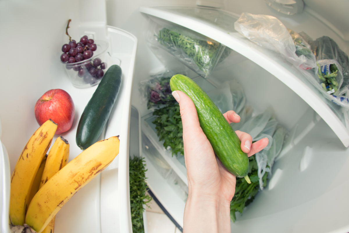 gurken im kühlschrank neben anderem obst und gemüse lagern