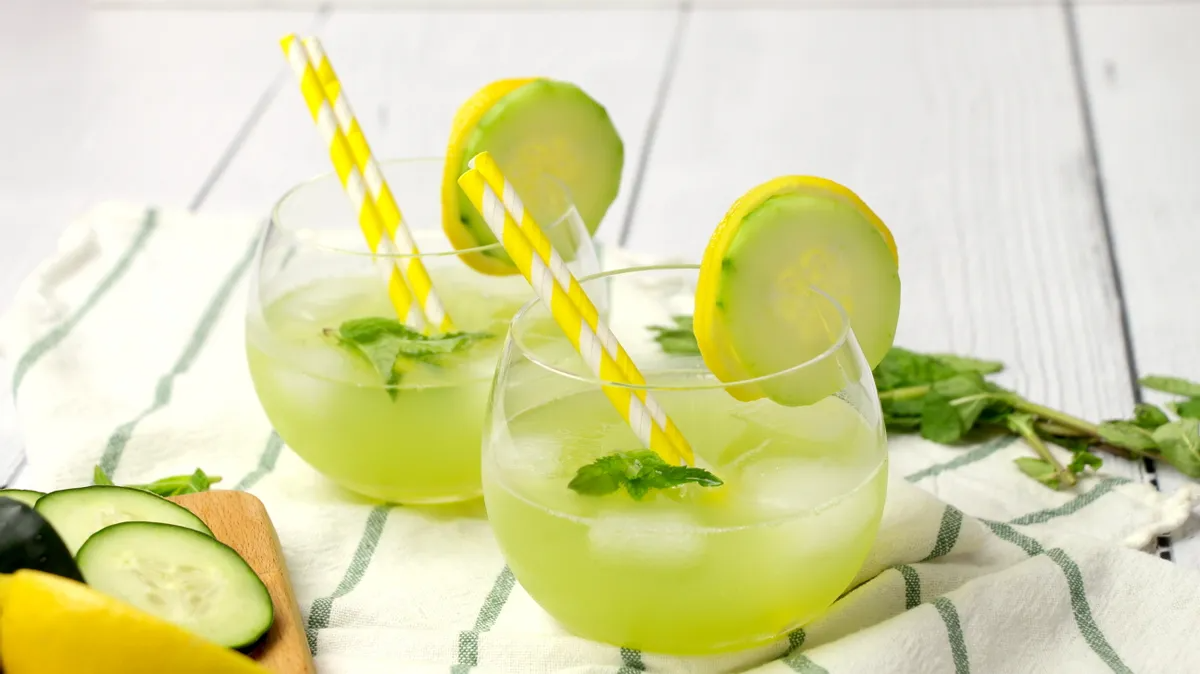 limonade mit gurke minze und zitrone in runden gläsern selbst machen