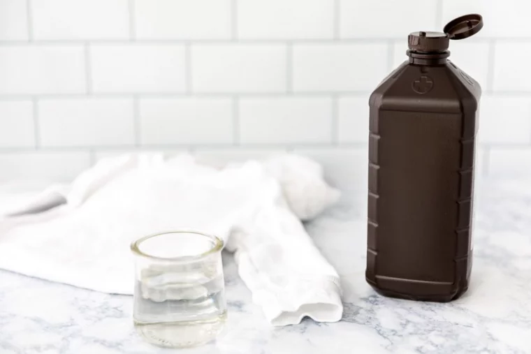 wasserstoffperoxid in schwarzer flasche für weiße wäsche mit sonnencremeflecken