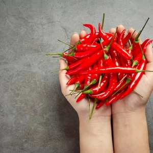 abnehmen mit chili paprika in haenden fett verbrennen