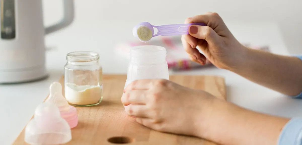 babys fläschchen richtig zubereiten fertige babymilch aufbewahren