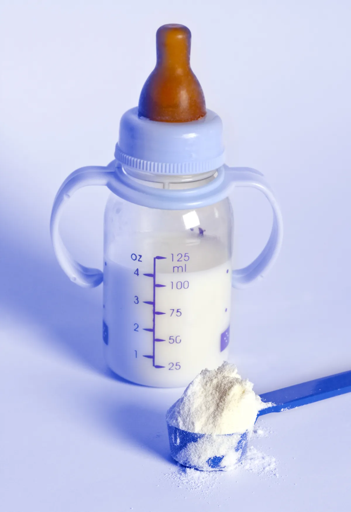 babys fläschchen richtig zubereiten messlöffel milchpulver verdünnen
