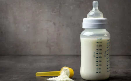 babys fläschchen zubereiten milchpulver in messlöffel