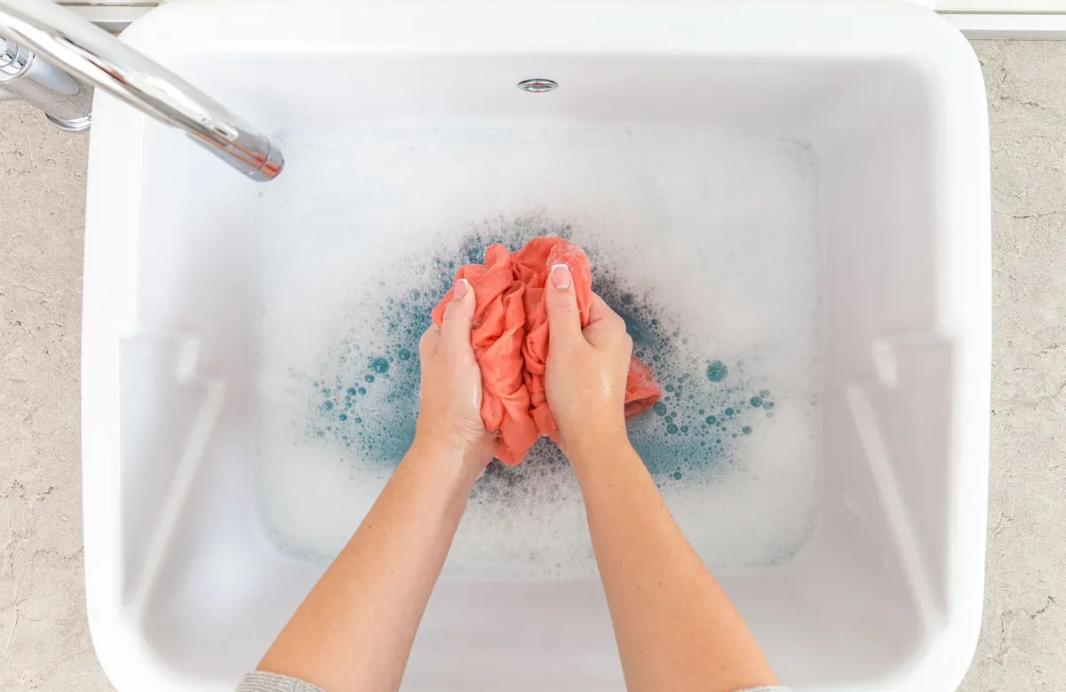 blutflecken aus kleidung entfernen wäsche waschen per hand