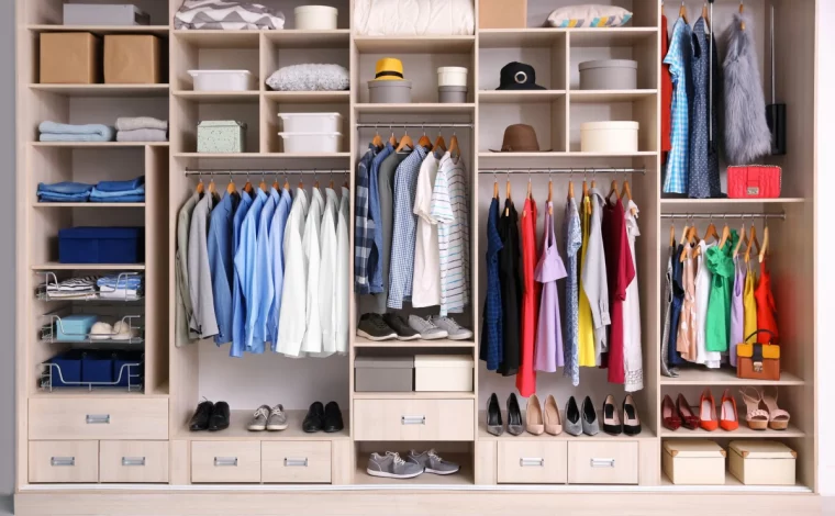 die garderobe ausmisten und die kleidung aussortieren