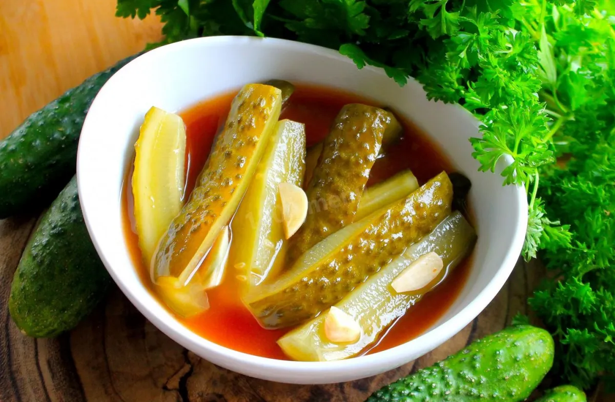 eingelegte gurken mit tomatensaft dillzweige und knoblauchzehen